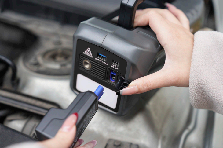 The features of Car jump starter JS558