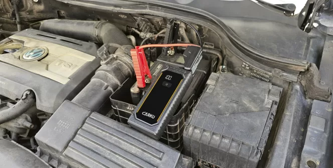 JS-538-Jump-starter-jumping-start-a vehicle